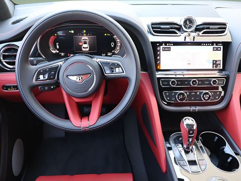 Used 2025 Bentley Bentayga AWD/4WD image 15