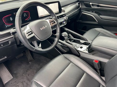 Certified 2025 Kia Telluride LX image 10