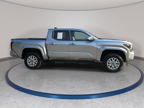 Used 2025 Toyota Tacoma SR5 AWD/4WD image 4