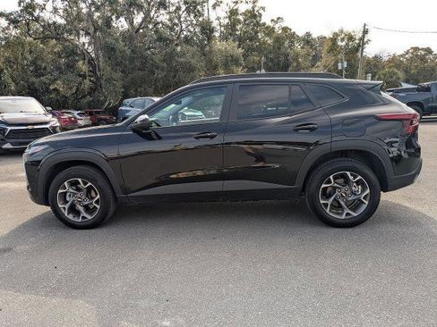 Used 2025 Chevrolet Trax LT w/ LT Convenience Package image 3