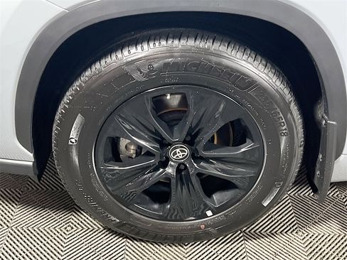 Certified 2024 Toyota Highlander XLE image 33