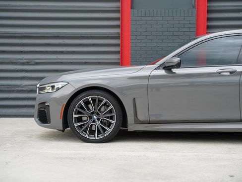 Used 2022 BMW 740i w/ M Sport Package RWD image 10