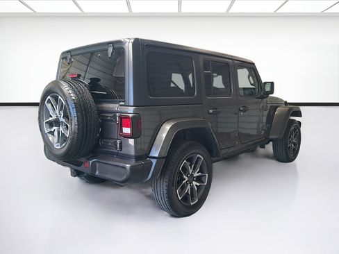 Used 2024 Jeep Wrangler Unlimited w/ Convenience Group AWD/4WD image 4