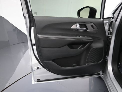 New 2026 Chrysler Pacifica Select image 11
