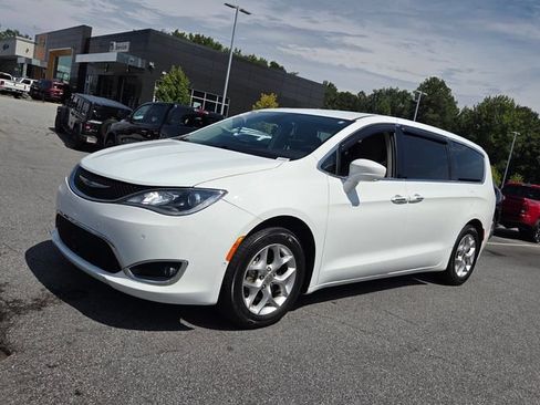 Used 2019 Chrysler Pacifica Touring Plus w/ Advanced Safetytec Group FWD image 3
