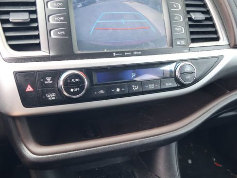 Used 2019 Toyota Highlander XLE FWD image 23