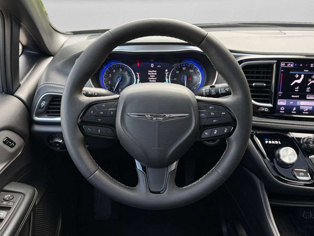 Certified 2025 Chrysler Pacifica Limited FWD image 12