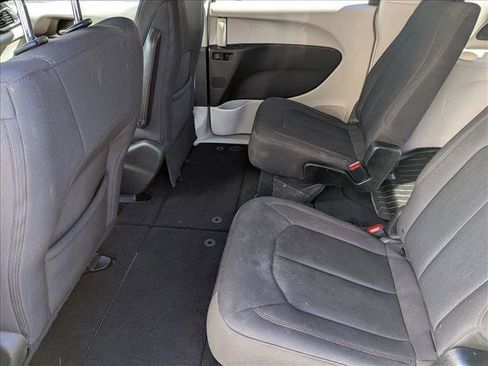 Used 2018 Chrysler Pacifica LX w/ Tire & Wheel Group FWD image 17
