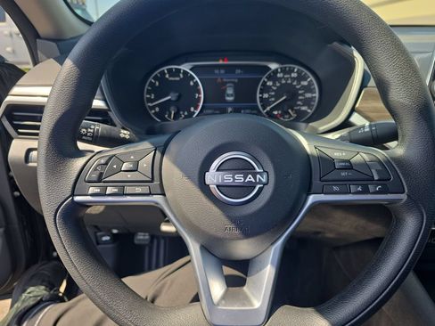 Used 2025 Nissan Altima 2.5 SV FWD image 13