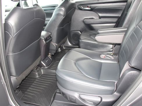 Used 2022 Toyota Highlander XLE image 14