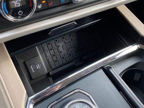 Used 2022 Ford Expedition XLT image 18