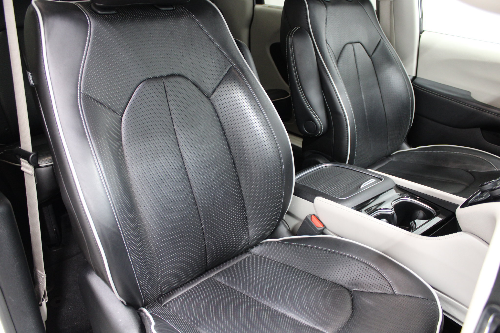 Used 2023 Chrysler Pacifica Limited FWD image 30