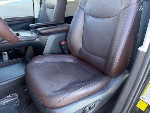 Used 2022 Toyota Sienna Platinum image 17