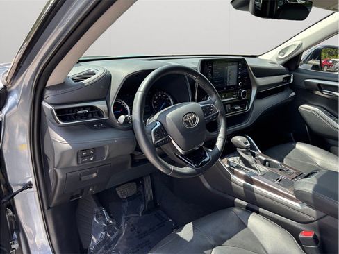 Used 2021 Toyota Highlander Limited FWD image 6