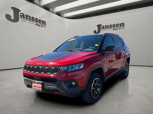 Used 2025 Jeep Compass Trailhawk AWD/4WD image 8
