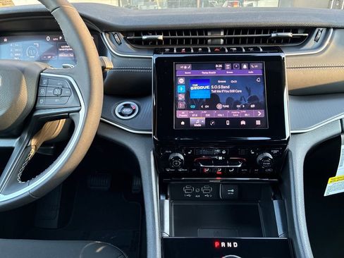 New 2025 Jeep Grand Cherokee Laredo X w/ Luxury Tech Group I image 18