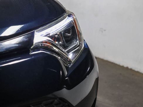 Certified 2018 Toyota RAV4 SE FWD image 8