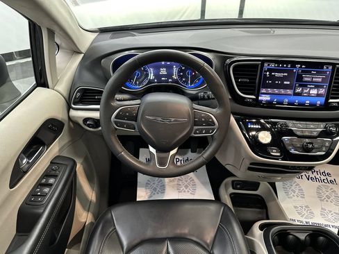 Used 2023 Chrysler Pacifica Touring-L FWD image 26