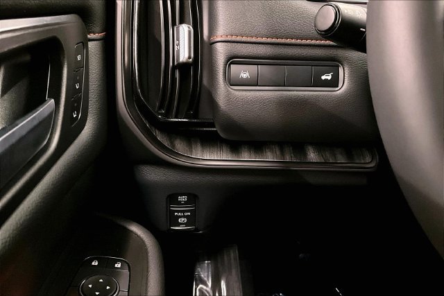 Used 2025 Nissan Armada PRO-4X AWD/4WD image 38