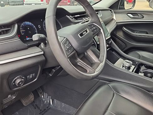 Certified 2023 Jeep Grand Cherokee Limited w/ Black Appearance Package AWD/4WD image 15