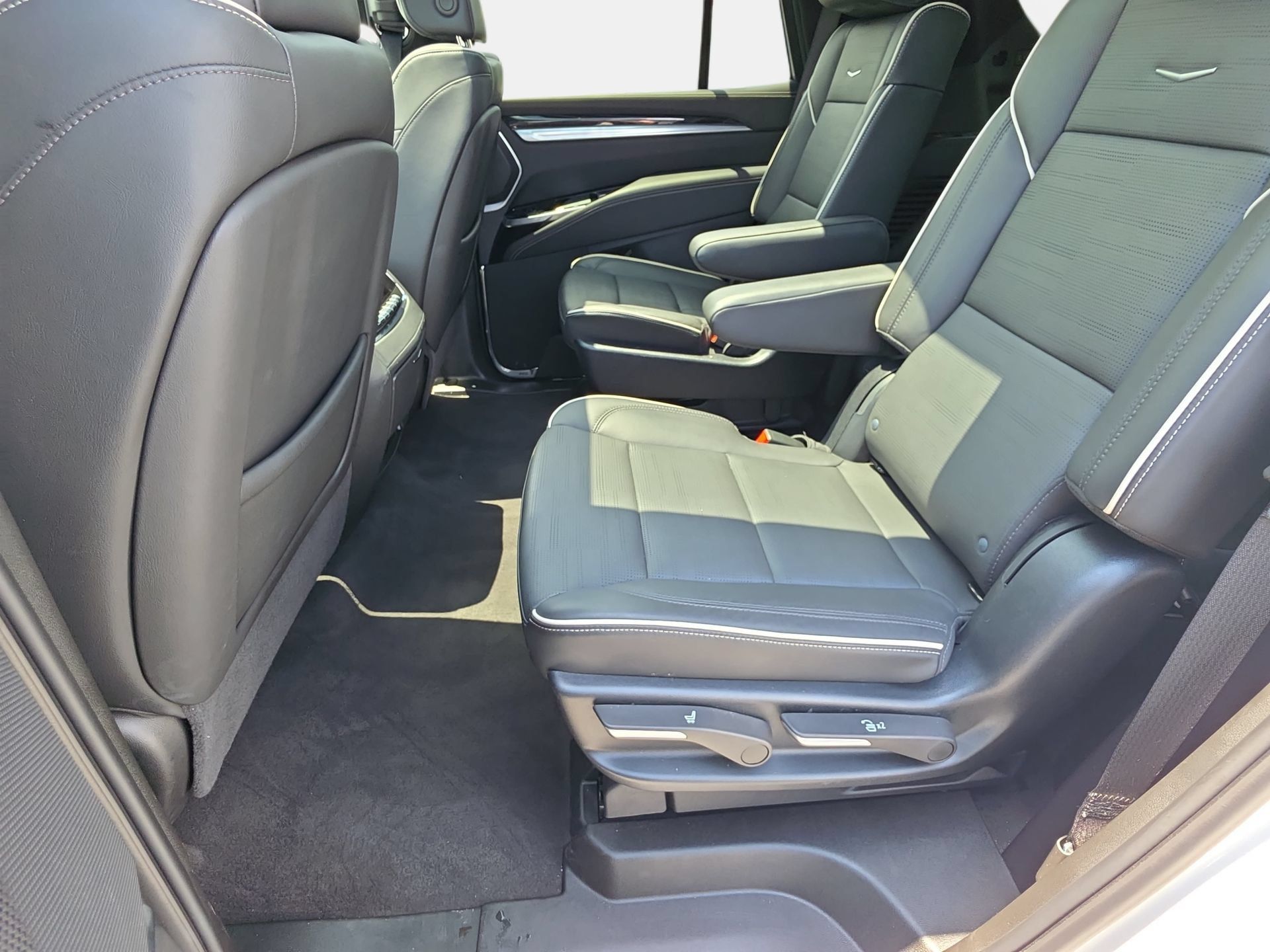 Used 2025 Cadillac Escalade Sport w/ LPO, ONYX Package AWD/4WD image 14