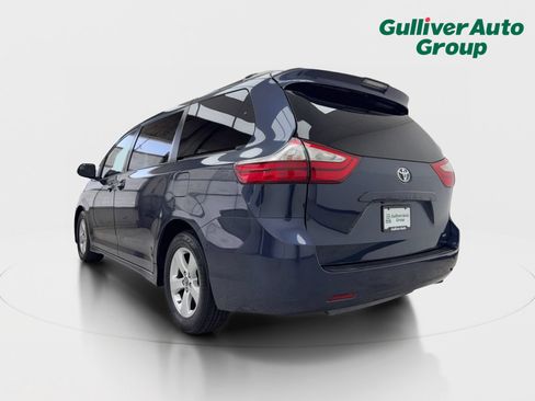 Used 2018 Toyota Sienna LE w/ Carpet Mat Package FWD image 5