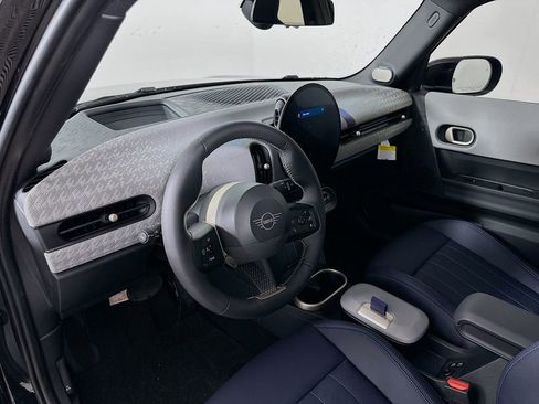 Certified 2025 MINI Cooper 4-Door Hardtop FWD image 9