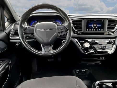 Used 2020 Chrysler Pacifica Touring w/ S Appearance Package FWD image 10