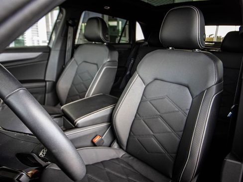 Used 2024 Volkswagen Atlas Cross Sport SE w/ Panoramic Sunroof Package image 25