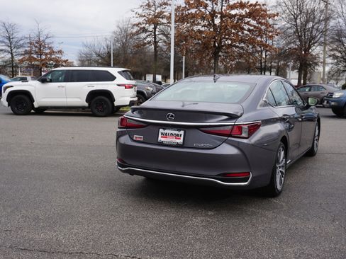 Used 2021 Lexus ES 300h w/ Premium Package image 4