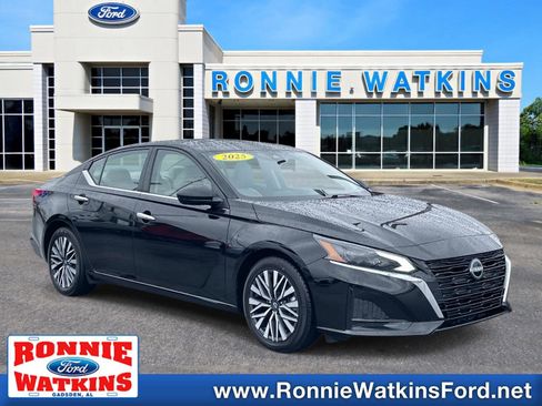 Used 2025 Nissan Altima 2.5 SV image 1