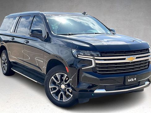Used 2023 Chevrolet Suburban LT w/ Luxury Package image 21