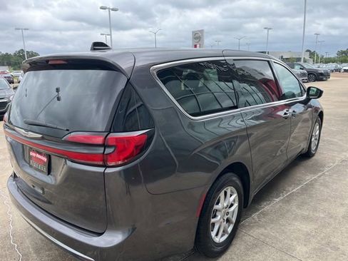 Used 2023 Chrysler Pacifica Touring-L FWD image 4