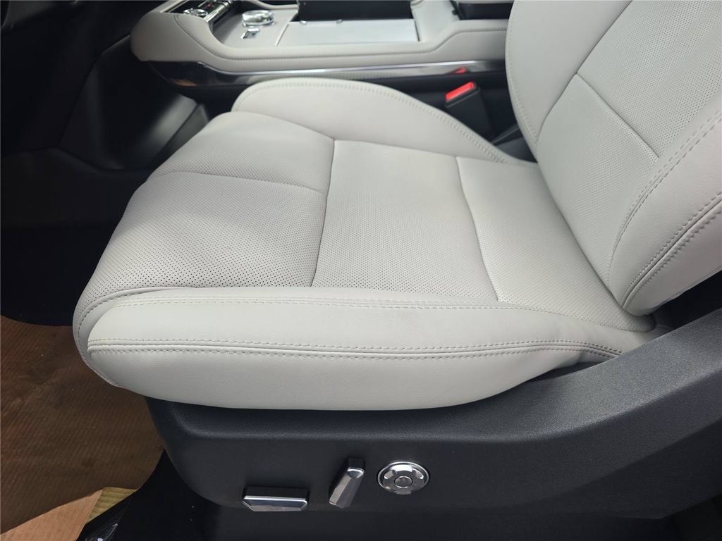 New 2026 Lincoln Navigator Premiere AWD/4WD image 18