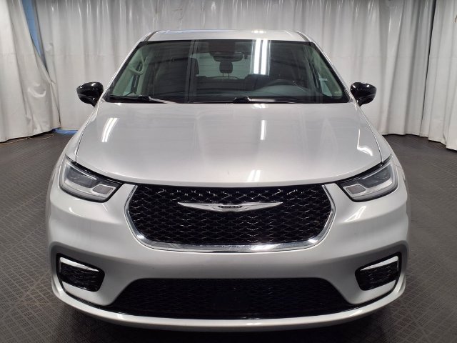 Used 2024 Chrysler Pacifica Touring-L FWD image 4