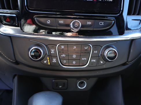 Used 2023 Chevrolet Traverse LT image 28