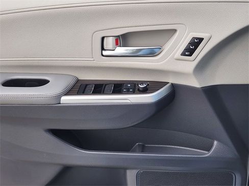 Used 2021 Toyota Sienna Limited image 23