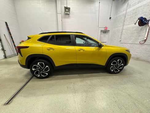 Used 2024 Chevrolet Trax RS w/ Sunroof Package FWD image 3