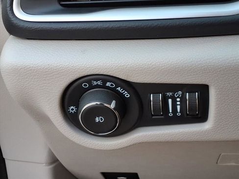 Used 2023 Chrysler Pacifica Touring-L image 8