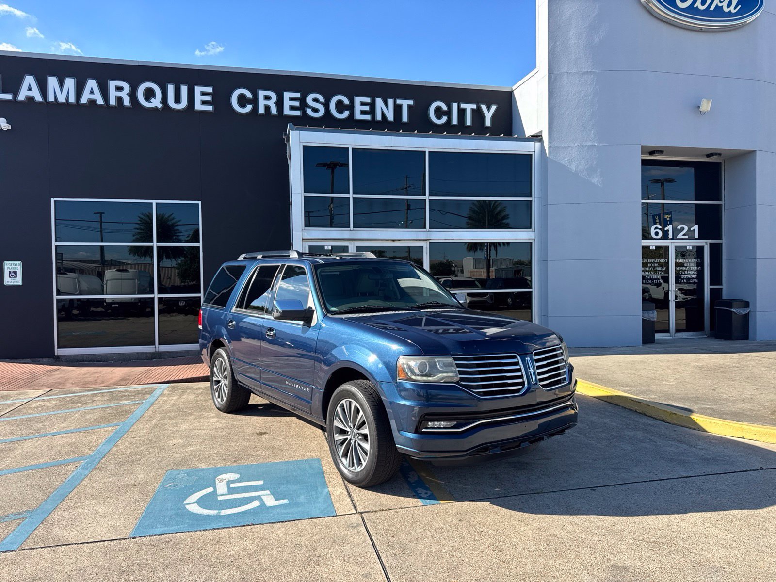Used 2017 Lincoln Navigator Select RWD image 1