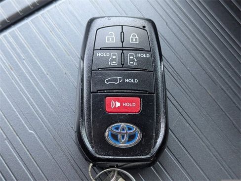 Used 2022 Toyota Sienna XSE image 36