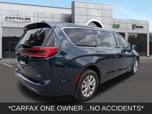 Used 2024 Chrysler Pacifica Touring-L AWD/4WD image 3
