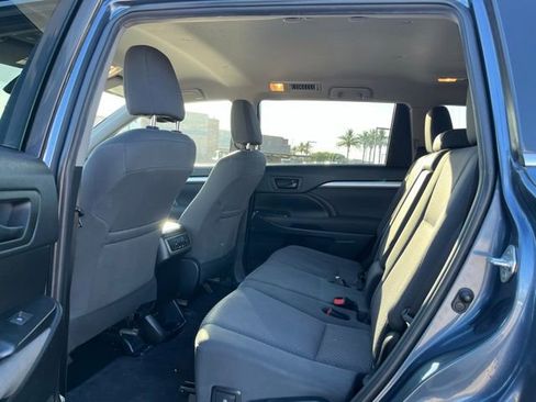 Used 2019 Toyota Highlander LE AWD/4WD image 11