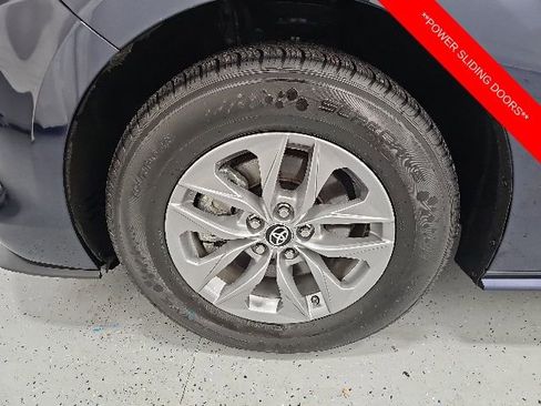Used 2024 Toyota Sienna XLE FWD image 10