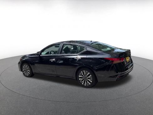 Used 2025 Nissan Altima 2.5 SV FWD image 8
