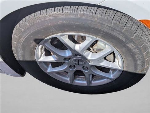 Used 2022 Chrysler Pacifica Touring-L FWD image 8