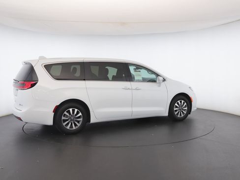 Used 2022 Chrysler Pacifica Touring-L image 28