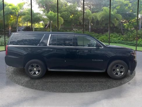 Used 2017 Chevrolet Suburban LS RWD image 4