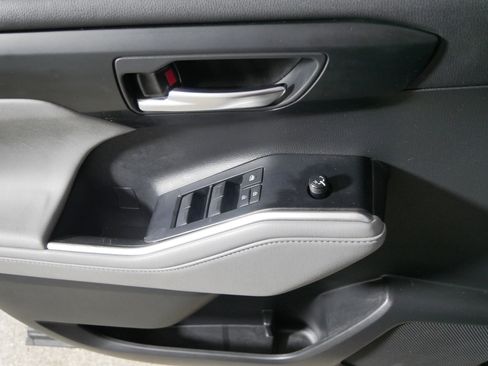 Used 2021 Toyota Highlander XLE image 19