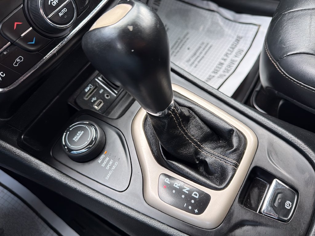 Used 2016 Jeep Cherokee Limited AWD/4WD image 23
